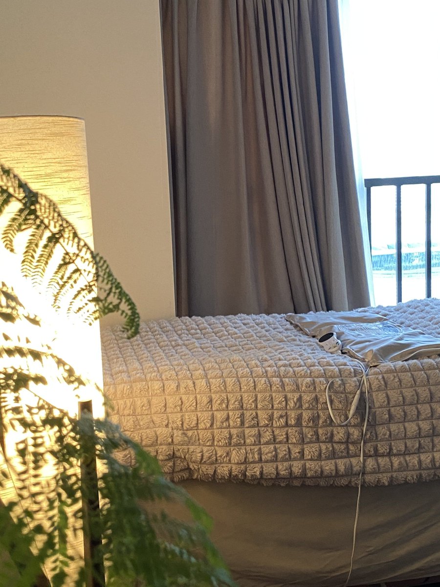 NathanFlorprin's tweet photo. Just caught the sun setting while folding fresh laundry—crisp tees and lemon sheets, slow quiet wins hit different on a Tuesday. https://t.co/XZ4DPwyvzy