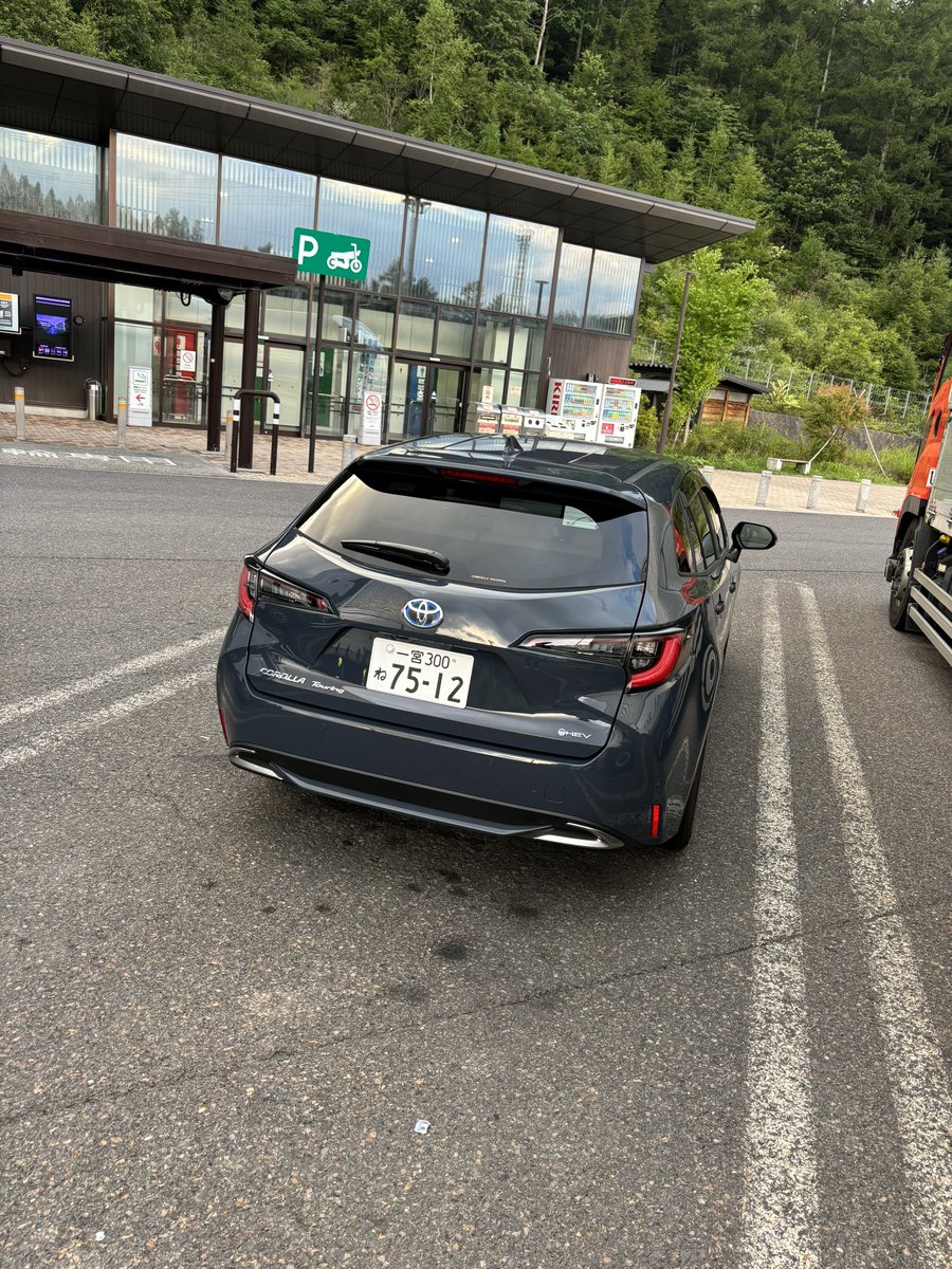car_cat2_'s tweet photo. 私少し「うーん」って感じでいうと
カローラツーリングは24年改良でHEVバッチになったけど、トヨタマークの青みは残ってるんですよ。25年の改良でハイブリッドに一本化されてから2枚目みたいになった。

でもカローラクロスは23年の改良の段階でトヨタマークの青みは消えたんですよ…

解せぬ… https://t.co/M6G0a6o1c5