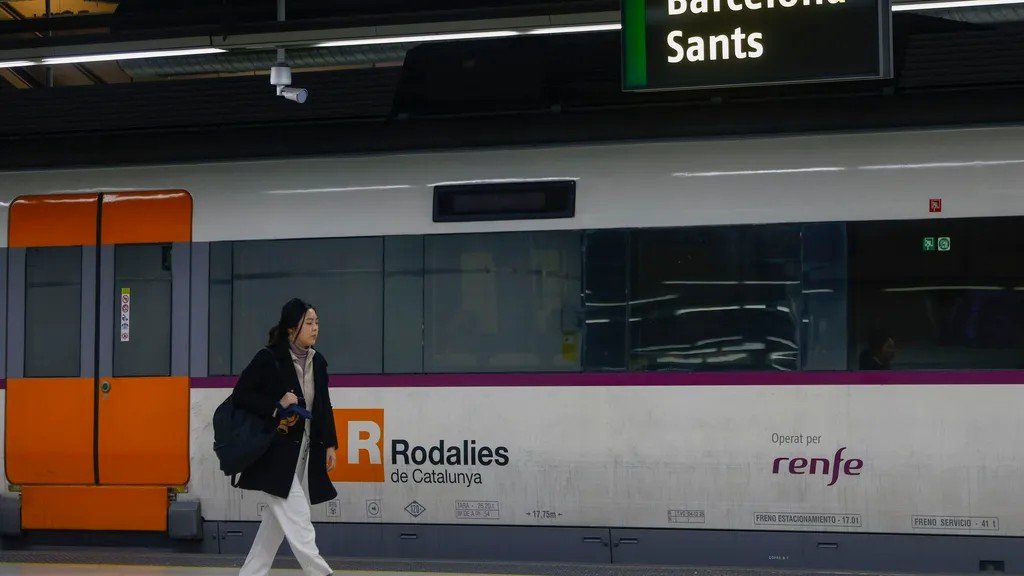 SKncer's tweet photo. @maquinistilllo Acá en Cataluña pese a que el color naranja no me cuadra, sí saben pintar las puertas completas 🤭

Otra cosa, ¿Dónde estás el "Operado por Renfe"? https://t.co/pPDJciTGJA
