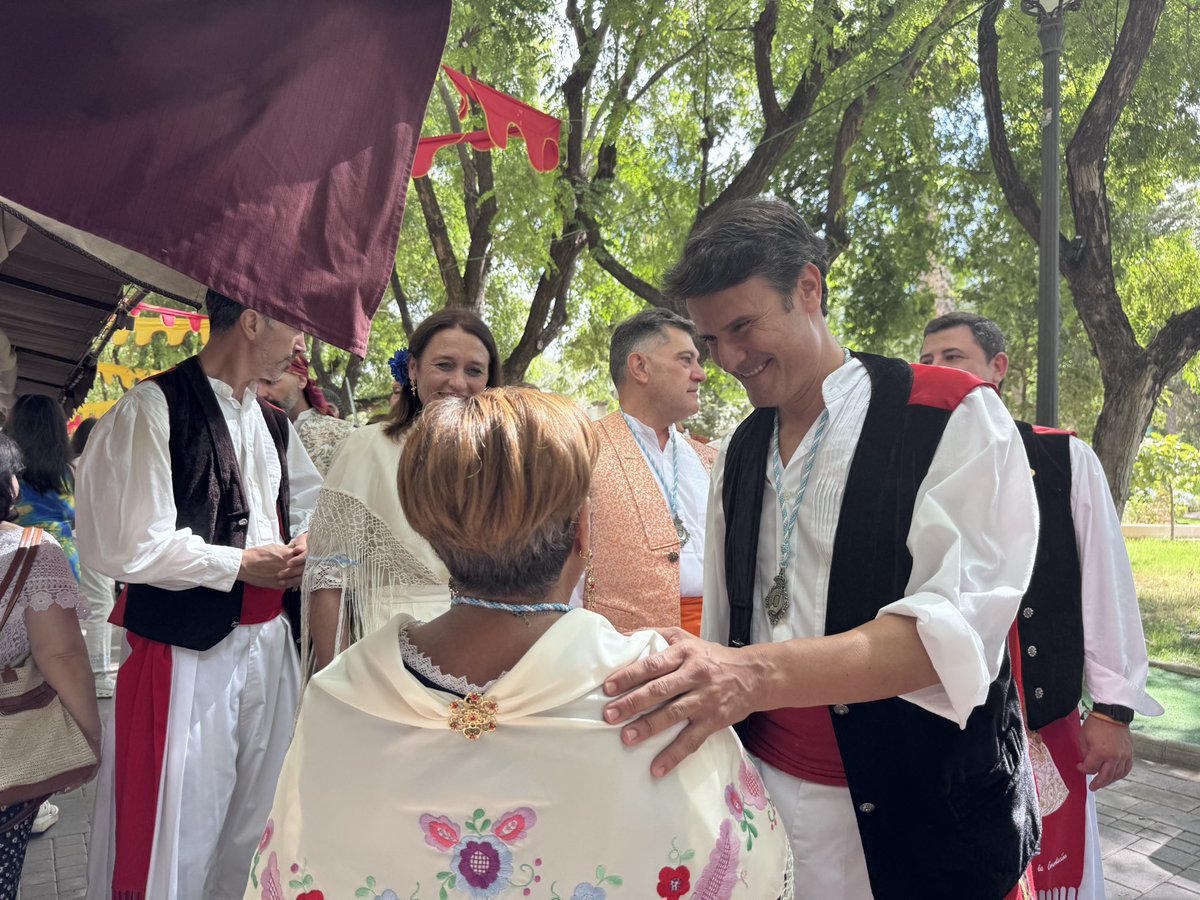 popularesmolina's tweet photo. 🛡️El alcalde @jangelalfonso ha visitado el mercado artesanal instalado en el Parque de la Compañia.

⚔️Este año el mercado tiene temática visigoda y desde el 18 al 21 de septiembre, se podrá disfutar de los stand, actividades, exhibiciones y espectáculos de recreación histórica.

🔵Al acto han asistido también los concejales @franhernandezg @maria_haviles  @rocio_cozars @sergiobernalaya @Carlos1Perello @PableteGarcia  y @JuaniPatrona