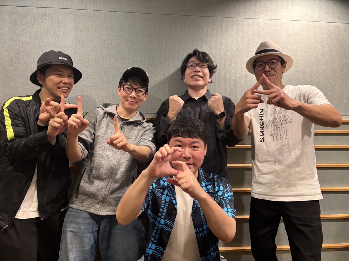 dancing_lion's tweet photo. 遅くなりましたが、
許斐先生、テニスの王子様・新テニスの王子様の連載、本当にお疲れ様でした。
かけがえのない出逢い、心からありがとうございます。

今日は久々の比嘉会でした！
&amp;
ラケットに想い出詰め込んで収録時の写真も！

比嘉、やっぱり最高さー！
定期的に集まって、絶対に全員集合する！ https://t.co/tFzCup2BQK