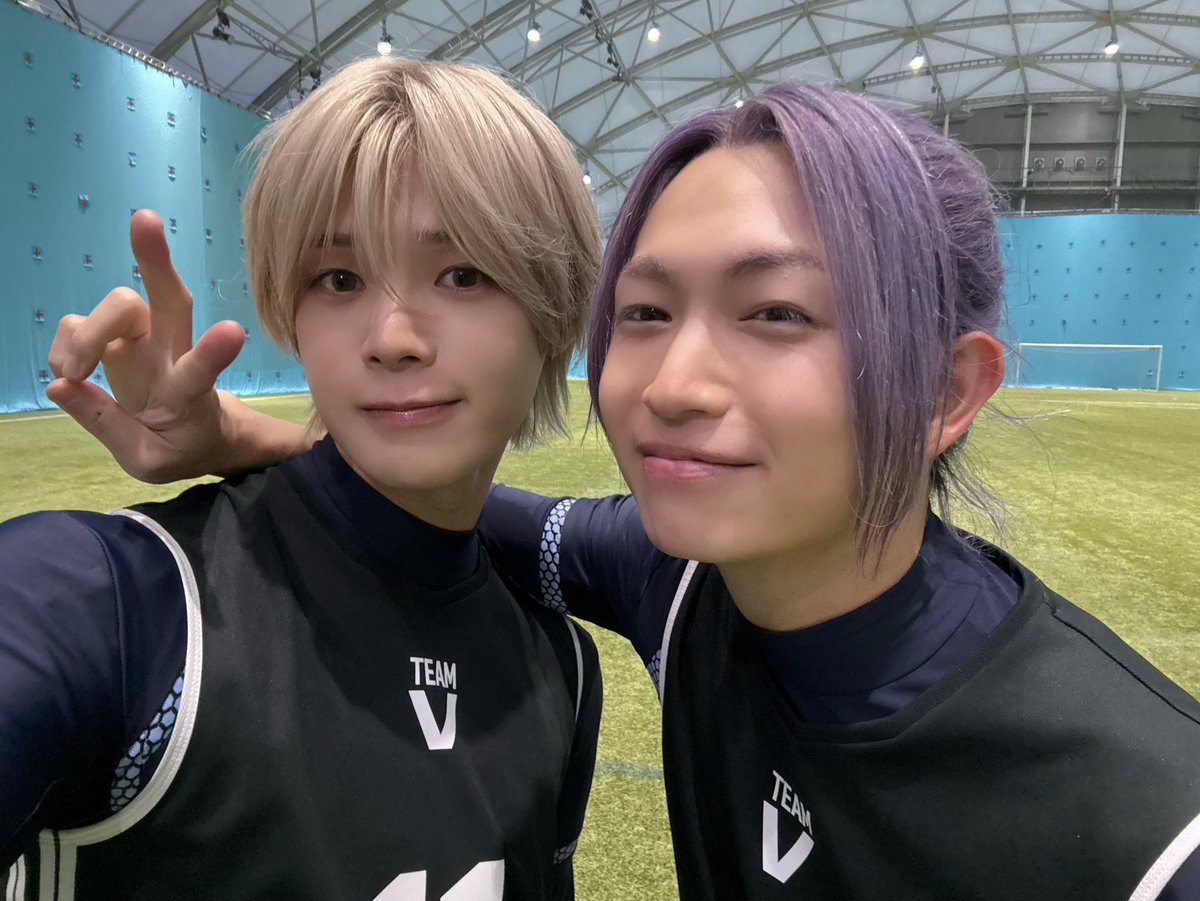 BLUELOCK_MOVIE's tweet photo. ◆ ──  #ブルーロック日誌 ── ◆

本日は
#K (#andTEAM) さん、 #綱啓永 さんの
オフショットを公開📸

撮影合間も仲良しなおふたり🤝⚽

映画『#ブルーロック』
大ヒット上映中！
#エゴい https://t.co/2WL7pB2gIn