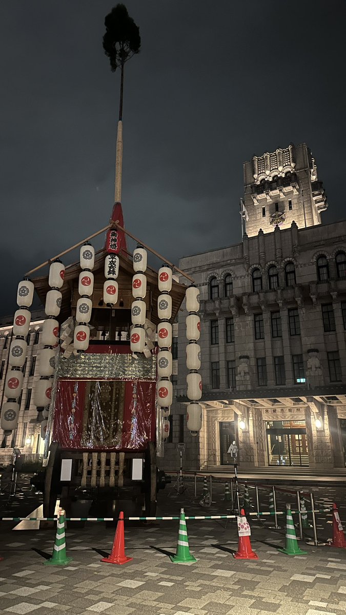 sunaaji's tweet photo. これは夢か幻が市役所前にいるわ山鉾 https://t.co/ekzlKDOvHg