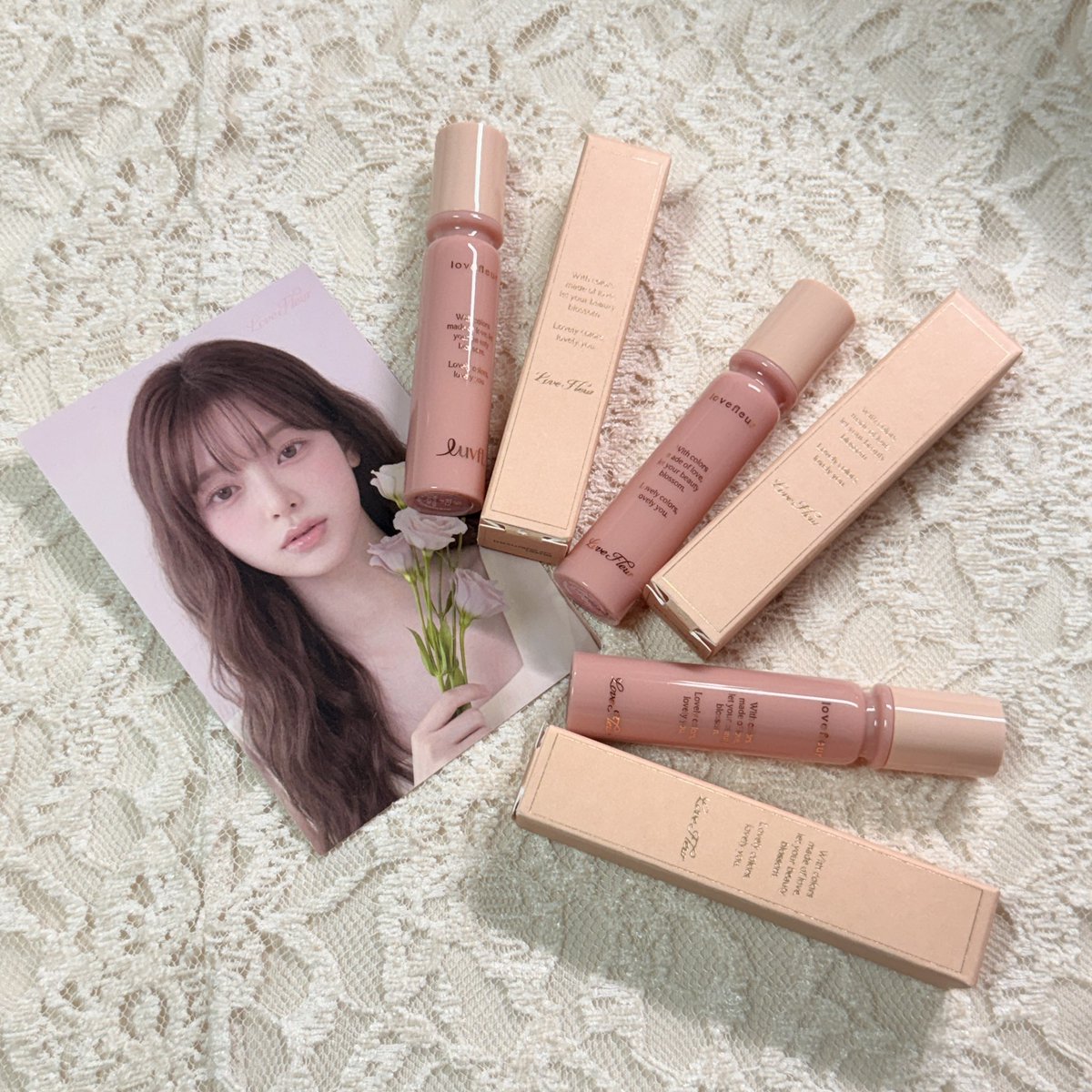 xx_jiyoyoyo's tweet photo. [협찬] 

💗러브플레르 피오니 듀 글로우 NEW Color

첫사랑 무드를 담은 브랜드 러브플레르에서,
8월 24일 올영 피오니 듀 글로우 틴트 NEW 컬러 세가지가 선출시되었습니다.💗

피오니 듀 글로우 NEW Color
고급 청순미 가득 담은 신상 컬러 3가지

🎀Satin (새틴)
한 잔의 로즈 티처럼 차분하게 스며드는 핑크 로즈. 로즈티 같은 느낌🌹🫖예쁨!
웜톤 분들이나 차분하게 구운 메쿠에도 좋을듯해요.

🎀Mist (미스트)
리시안셔스 꽃잎이 우러난 티 한 잔, 안개처럼 스며드는 뮤트 모브 핑크. JIJI Pick…오묘한 모브에 여리 핑크로 너무 예쁘다…💗

🎀Ribbon (리본)
거베라의 연한 핑크를 담아 청초함이 피어나는 쿨 핑크. 핑친자 JIJI Pick !! 쿨 핑크지만 여리여리 핑크로 부담스럽지 않은 느낌이였구 예쁘다💗

러브플레르는 틴트가 모두 예쁘네요💗
촉촉 + 은은한 광 + 맑고 여리여리한 립 제품 찾으신다면 추천드려요💗 
나도 공쥬 립이 되어버려💗✨
Chu ~ 💋💗✨