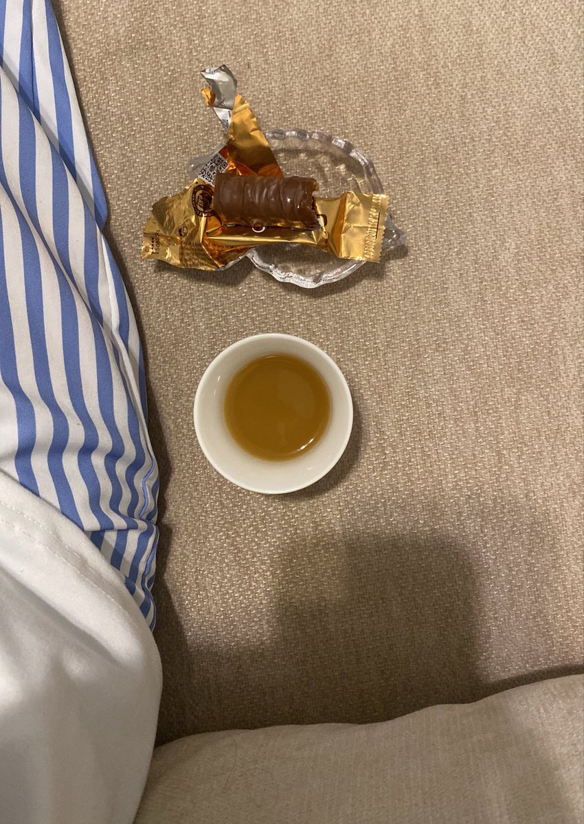 vaeluner's tweet photo. أعلمكم وش حركتي بالتويكس مع القهوه😏
اكل من الطريفين وادخلها بالنفجال كانها سترو واشفطط اوف يالطعممم بس 
حركتي والله https://t.co/WLpwMyYyJ4