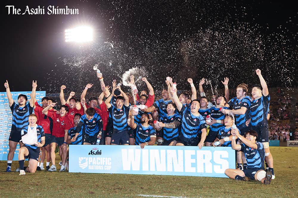 asahi_photo's tweet photo. ラグビー日本代表がフィジー代表を20-15で破り、優勝しました！
#アサヒスーパードライ パシフィックネーションズカップ2026
写真は服を脱がされながらもボールを保持する佐藤健次選手、表彰式で喜ぶ選手たちです。
#rugby #ラグビー https://t.co/i2b7AGqLg1