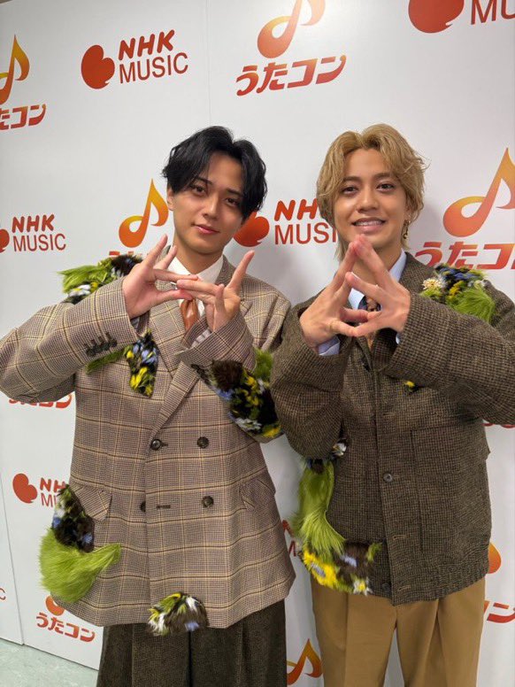 skyry149110's tweet photo. しょうれんおなじポーズしてる🦊😭
君たちの間で何か流行ってますのん？😂 https://t.co/dp3M9ZjiHt