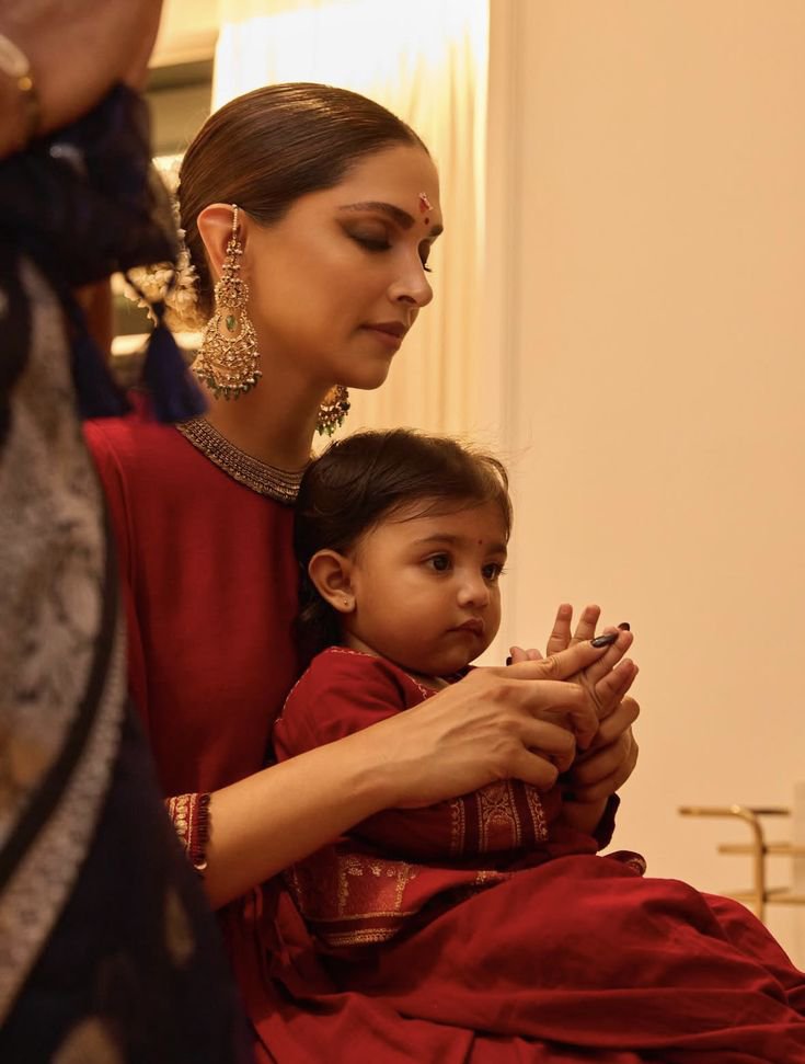 oopsanyways's tweet photo. Deepika and her girl gang🥹🪬 https://t.co/fz5FN8yrHq