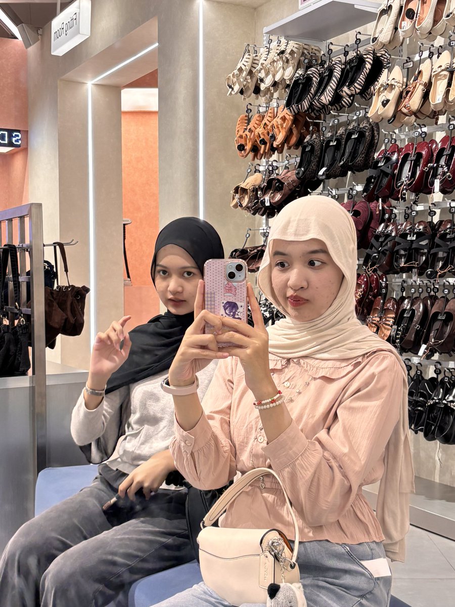 nourrracha's tweet photo. aku dan @lino_saurus dan isnin dijajanin mamah hari ini 🥰🤭 https://t.co/Vohg3OKITc