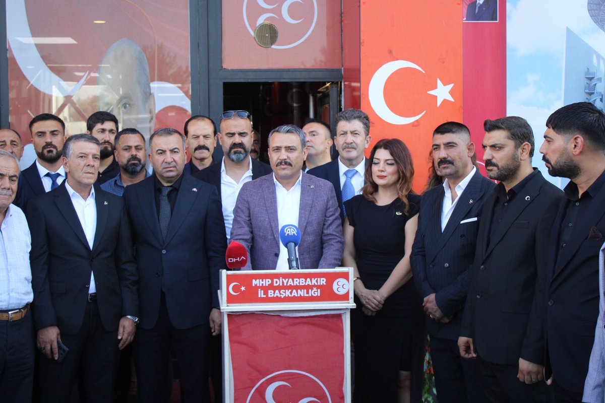 MHPDYARBAK7n's tweet photo. Kayapınar, Ergani, Eğil ve Yenişehir’den, aralarında 8 mahalle muhtarımızın da bulunduğu 250 vatandaşımız MHP ailemize katıldı. Rozetleri İl Başkanımız Sayın Hasan Özcoşkun tarafından takdim edildi.

Birliğimiz ve gücümüz büyüyor. Hoş geldiniz!
@dbdevletbahceli https://t.co/0zmPROMSBm