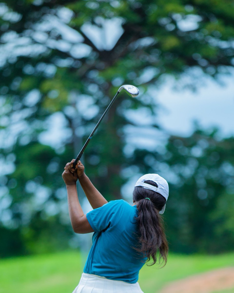 vuymfrkgeuow3v's tweet photo. A calm briefing ended, then I played golf at the meadow center by the market lawn. Under dappled sunlight, calendar pressure gave way to quiet composure and unhurried balance. #WorkdayGolf #GolfRoutine https://t.co/ZjlerFlLq4