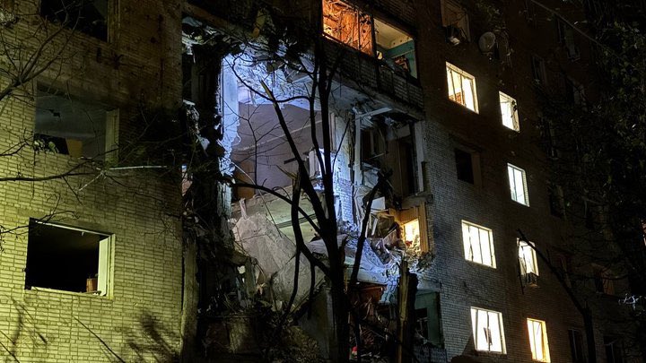 ukrainesinger's tweet photo. Russian forces launched 6-7 guided aerial bombs (KABs) at Sumy, scoring a direct hit between the 3rd &amp; 4th floors of a residential high-rise.
Two municipal workers killed; 8 injured, including children aged 7 &amp; 13. We need the tools to strike Russian bombers at their airfields. https://t.co/BUP5vdx7kB