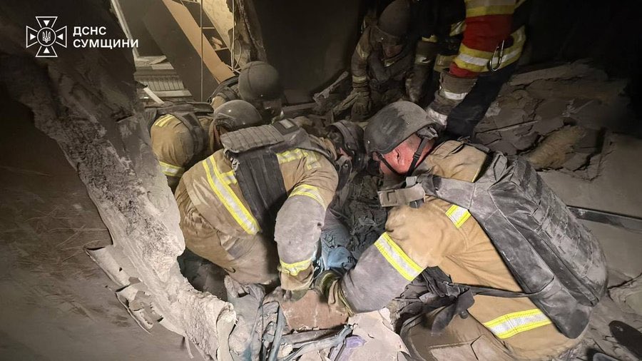ukrainesinger's tweet photo. Russian forces launched 6-7 guided aerial bombs (KABs) at Sumy, scoring a direct hit between the 3rd &amp; 4th floors of a residential high-rise.
Two municipal workers killed; 8 injured, including children aged 7 &amp; 13. We need the tools to strike Russian bombers at their airfields. https://t.co/BUP5vdx7kB