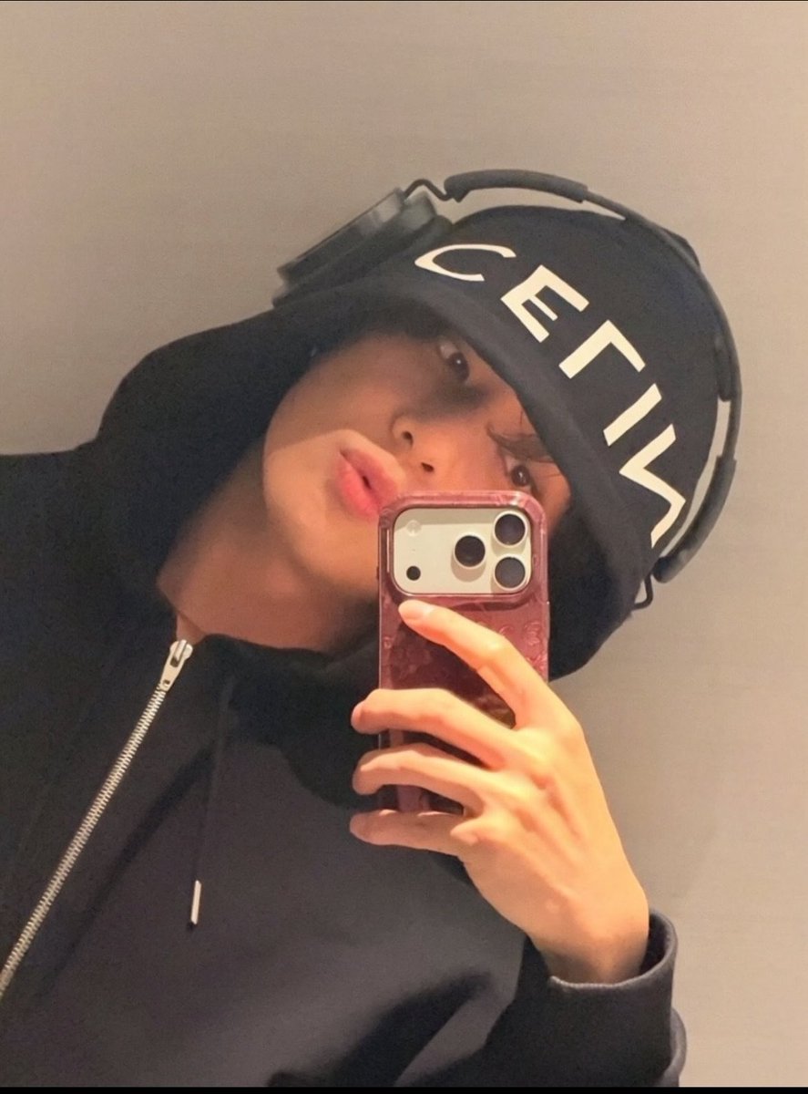 97milkjk's tweet photo. Yo en mi quinto sueño y este precioso actualizo 😍 https://t.co/l4OUGrl6yY