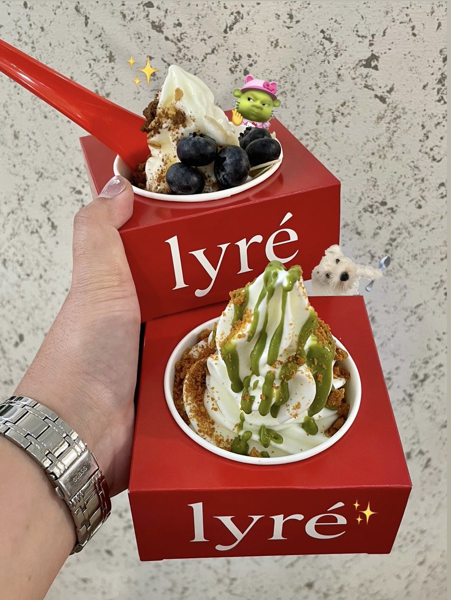 hcipyume26's tweet photo. พ้มขอฝาก “แบรนด์ Lyre” 🥣🫐🍓✨กรีกโยเกิร์ตโฟรโยที่ทำจากกรีกโยเกิร์ตเเท้ ไม่ใส่น้ำตาลเพิ่ม 0% เลย! 93 kcal เอง! ! พร้อมโปรตีนอีก 8 ก.💪🏻 ด้วยยย และใครเห็นก็น่าจะจำได้จากตัวกล่องสีแดง พรีเมียมฝุดๆ ทั้งแพคเกจทั้งสุขภาพเลย~ 

ส่วนเรื่องรสชาติ เราลอง 2 แบบคือ 1. แบบพิตาชิโอ้โรยบิสคอฟ กับ 2. แบบน้ำผึ้งโรยอัลมอนด์ บิสคอฟพร้อมบลูเบอร์รี่ เราชอบตัวที่ 1 มากกว่ากำลังดีเลย อร่อยยย แล้วตัวโยเกิร์ตเค้าไม่ได้เปรี้ยวนะ เป็นเนื้อเนียนๆ ที่เย็นสะใจอ่ะ ที่สำคัญเราชอบซอสพิตาชิโอ้เค้ามากกกกก (เเต่น้ำผึ้งเราว่าหวานไปอ่ะ) ละกินพร้อมบิสคอฟกับบลูเบอร์รี่คือคอมพลีสคนเลิฟโยเกิร์ตสุดๆ ไปเลย 🥰

💸ราคา 89 บ. สำหรับกรีกโยเกิร์ตเพรียวๆ นะ ถ้าใส่ซอสหรือผลไม้จะบวก 15 บ. ส่วนถ้าจะเพิ่มอื่นๆ เช่น บิสคอฟ อัลมอนด์ ฯลฯ จะบวก 10 บ. (เราจะแปะราคาเป็นภาพดูง่ายๆ ที่ช่อง comment นะ) ***ปล.ใช้ไทยช่วยไทยพลัสได้***

พิกัด
📍14-27 ก.ย.69 one bangkok ชั้น b1 โซน parade (ชั้น mrt)
📍28 ก.ย.-2 ต.ค.69 empire sathorn

#lyreyogurtspot #froyo #frozenyogurt