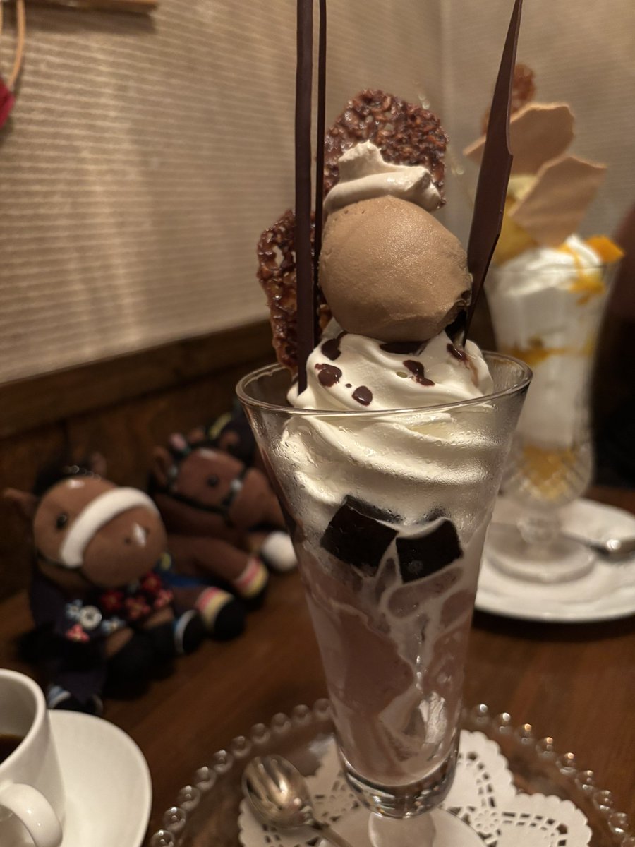 chocochestnut's tweet photo. オータムフェストいってシメのパフェをいただいてお布団へ https://t.co/uTyyYzLe1T