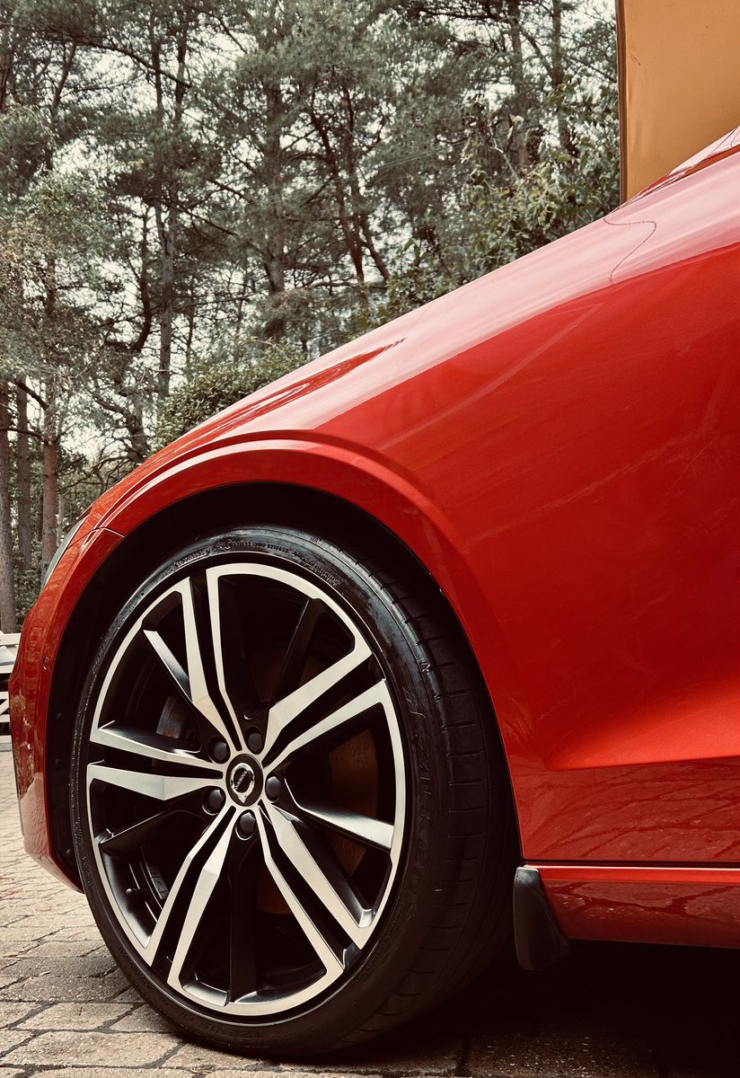 DanielWyld's tweet photo. For a mere six minutes, it’s clean. 🇸🇪 #volvo #v60 #t5 #rdesignpro #fusionred https://t.co/IsRSZq3Yck