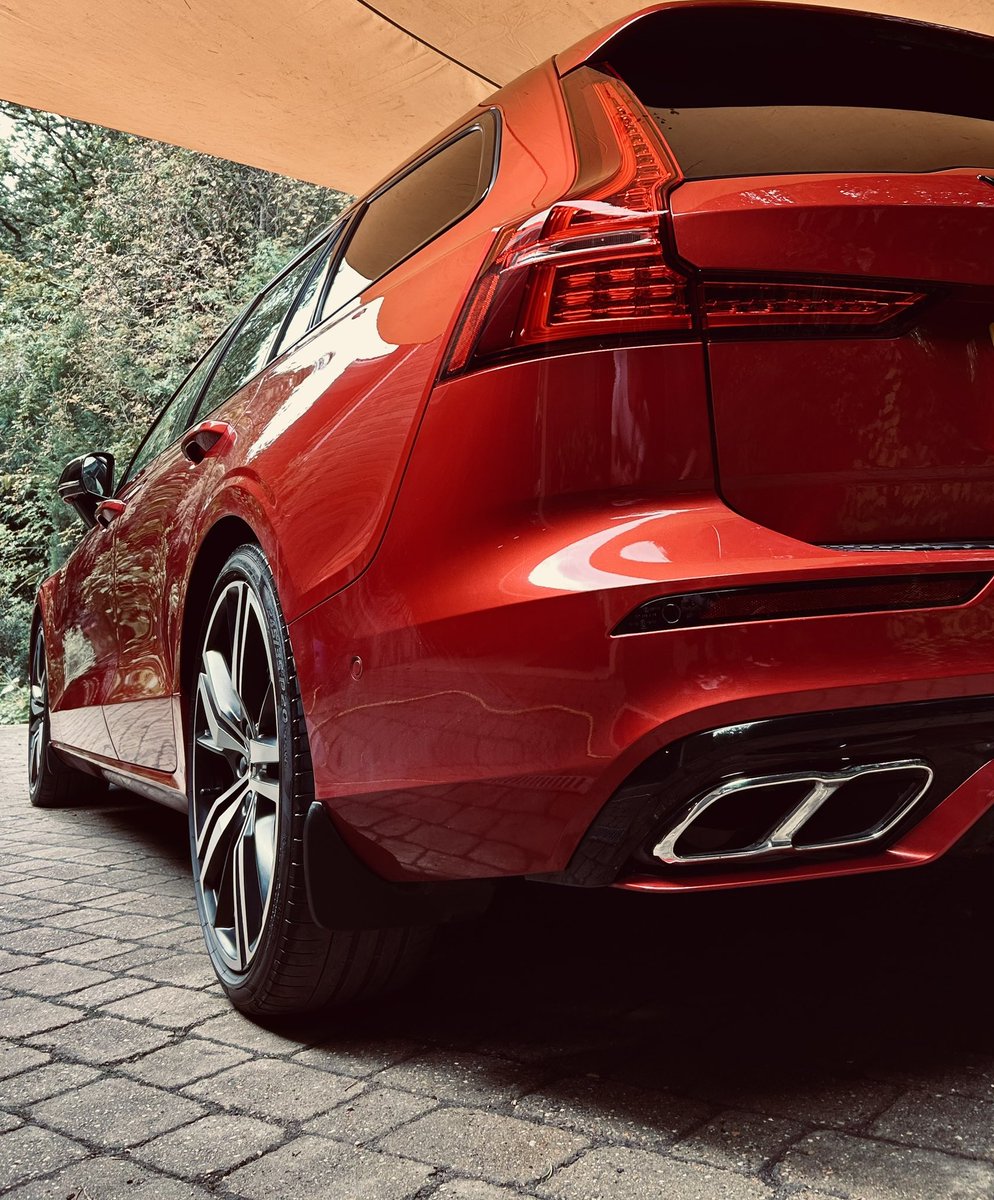 DanielWyld's tweet photo. For a mere six minutes, it’s clean. 🇸🇪 #volvo #v60 #t5 #rdesignpro #fusionred https://t.co/IsRSZq3Yck