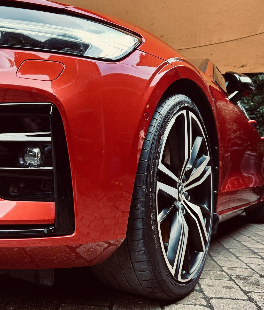 DanielWyld's tweet photo. For a mere six minutes, it’s clean. 🇸🇪 #volvo #v60 #t5 #rdesignpro #fusionred https://t.co/IsRSZq3Yck