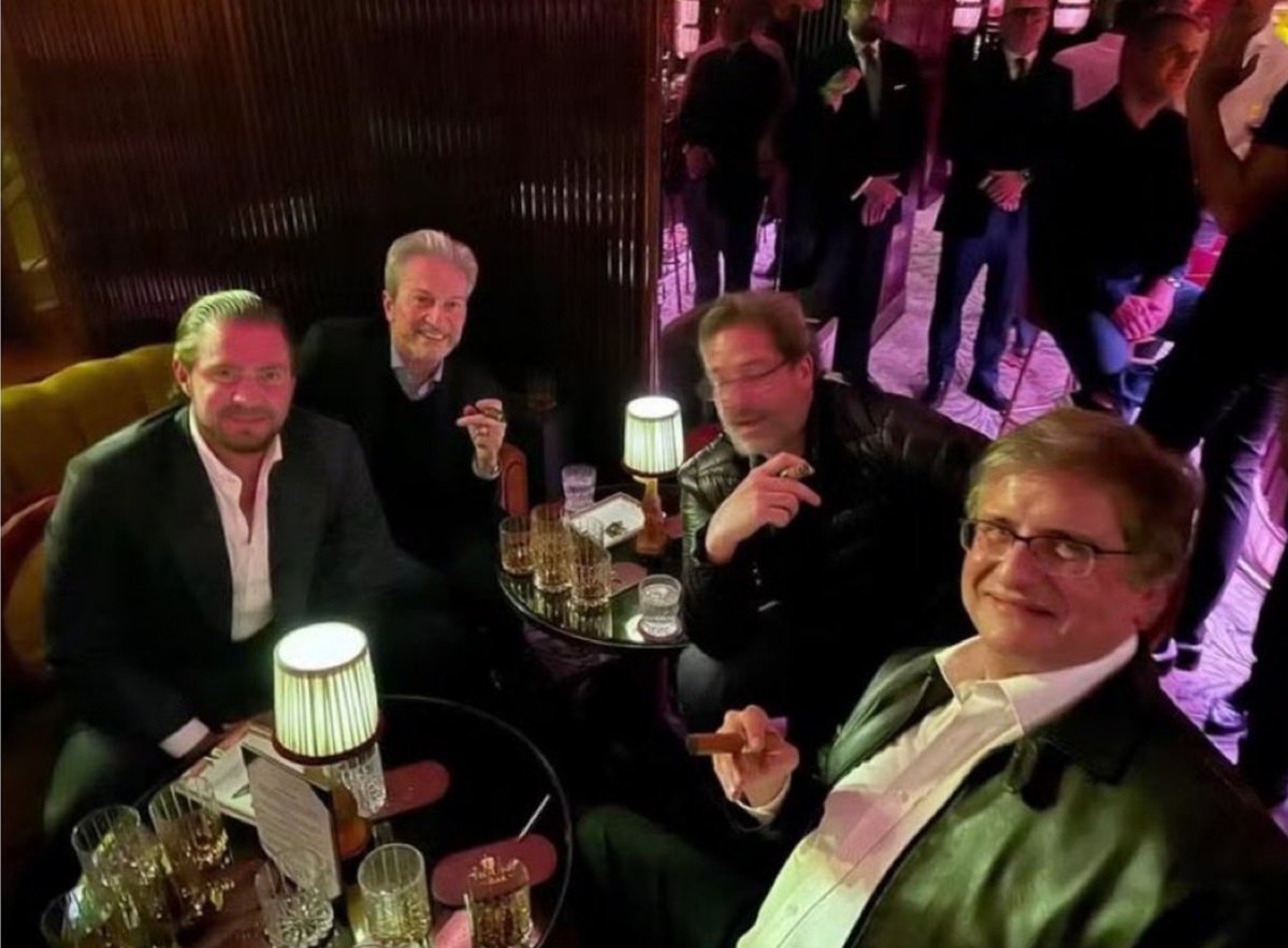 leolinshumor's tweet photo. "Não existe e nem tive relacionamento de proximidade com o senhor Vorcaro"

- Paulo Gonet (esse aí da direita na foto, fumando charuto com Vorcaro e compahia em Londres) https://t.co/wJdn1aFJpy
