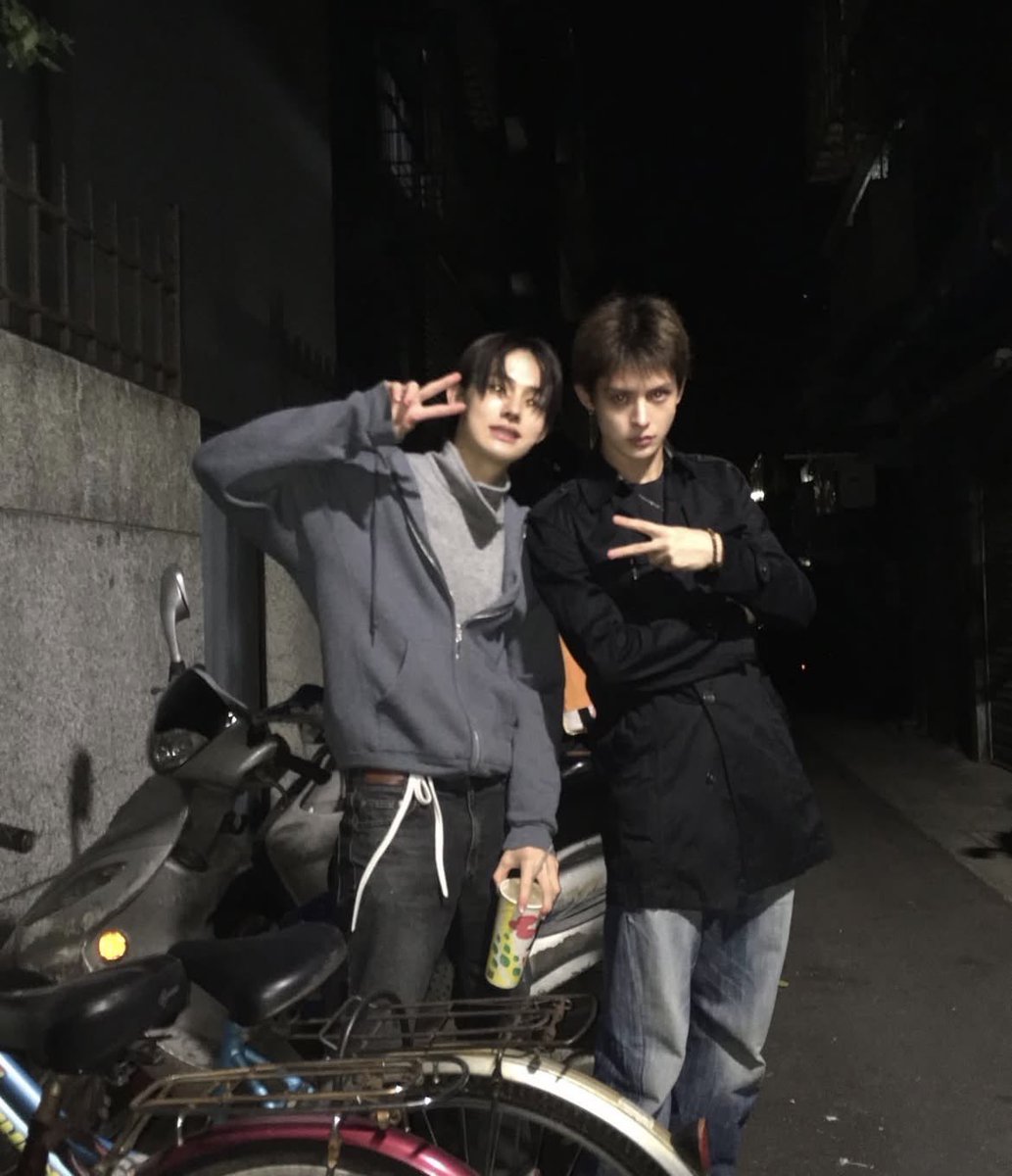 anceonh_'s tweet photo. 옛날 아이폰 고노출 감성 엄성현 진짜 개좋아….♡ https://t.co/yRvQLm3hOw
