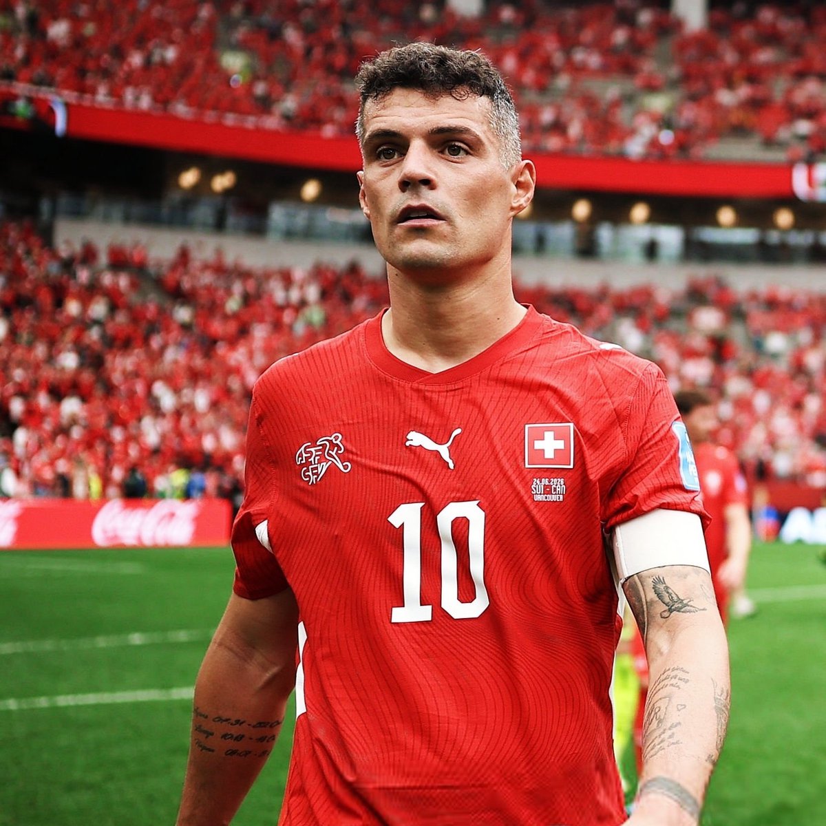 TheMatchdayHQ's tweet photo. 🚨🚨 | 𝐁𝐑𝐄𝐀𝐊𝐈𝐍𝐆: Granit Xhaka is under INVESTIGATION over an alleged FORGED COVID-19 vaccination certificate. 😳

[@Blickch] https://t.co/rpLEG5BDsn