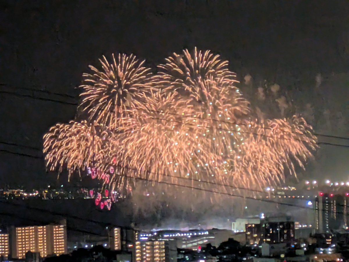 Norimitsu738's tweet photo. かなさ花火、息子の発熱で行けなかったけど遠くで観ることが出来ました！
#かなさ花火 https://t.co/slPOmSu1yB