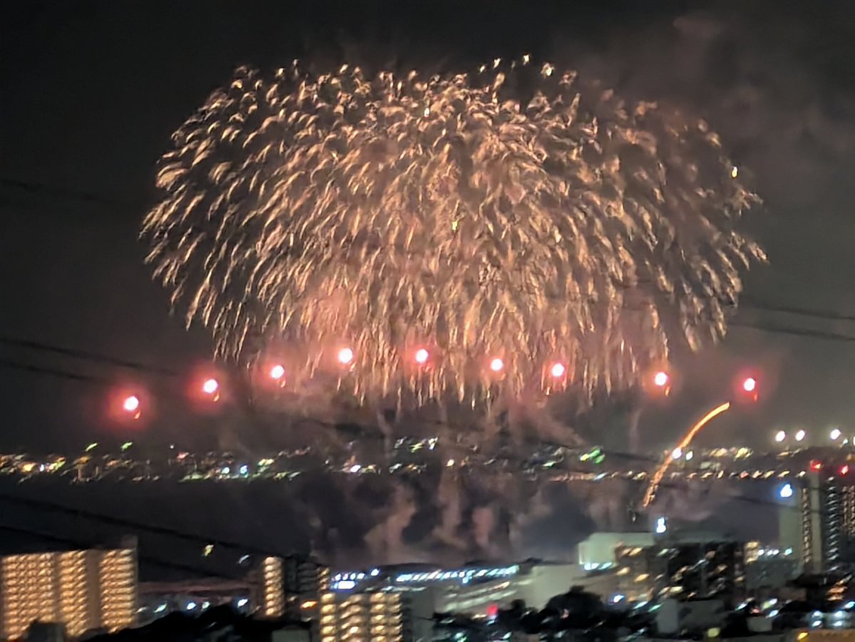 Norimitsu738's tweet photo. かなさ花火、息子の発熱で行けなかったけど遠くで観ることが出来ました！
#かなさ花火 https://t.co/slPOmSu1yB