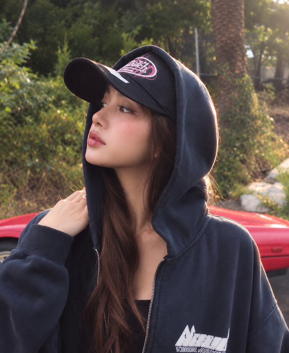 llisaa0327's tweet photo. Lisa ช่วงนี้ อิ่มอกอิ่มใจในความสวย มีแรงใจหาตังละพี่ไม่เหนื่อยพี่ไม่ท้อ https://t.co/QHNb02aPwK