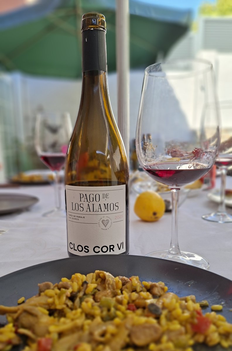 dmanso73's tweet photo. Arroz con secreto ibérico, setas y foie... para acompañar una primicia, lo nuevo de Clos Cor Vi. Pago de Los Alamos, un coupage de Bobal, Garnacha y Macabeo. 

Sábados así muchos 👌🥘🍷

#vino #relax #winemoment https://t.co/pdljXrZB3q
