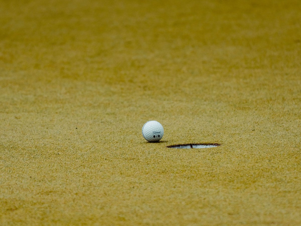 psqmdowsmbouat's tweet photo. With a patio foot marker at the copper lawn, I worked on level spacing over dark plywood. Under cool clouds, gentle counting left the center organized and the turn natural. #GolfPosture #PracticeDrill https://t.co/Y1s1hsXpVI