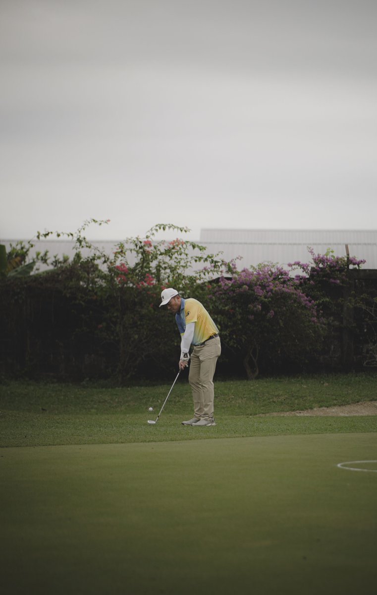 psqmdowsmbouat's tweet photo. With a patio foot marker at the copper lawn, I worked on level spacing over dark plywood. Under cool clouds, gentle counting left the center organized and the turn natural. #GolfPosture #PracticeDrill https://t.co/Y1s1hsXpVI