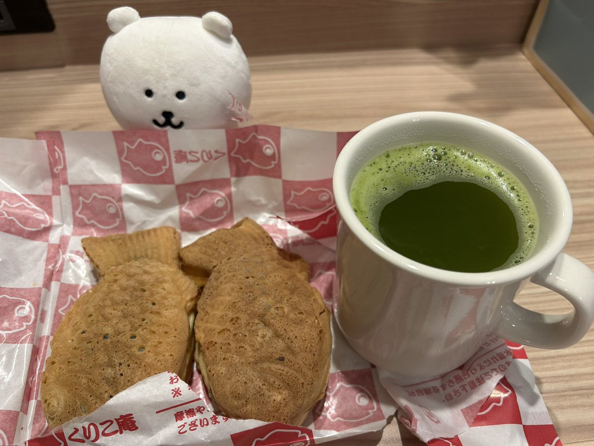 Momo_backup's tweet photo. 初めてのくりこ庵
ピスタチオクリームと紫いもあんをいただきました。こういう変わり種もいいけど、結局は小豆餡に戻ってくるのだろう #鯛焼き #くりこ庵 https://t.co/0JhrEu8rp2