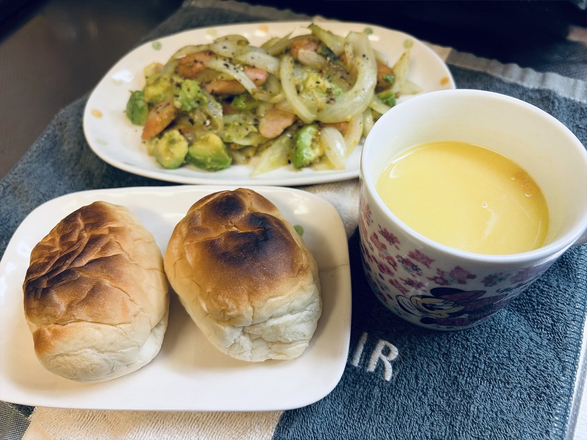 kumatk30's tweet photo. 今日の夕飯はジャーマンアボカド
パンは焦げた https://t.co/xQchyAGaCH