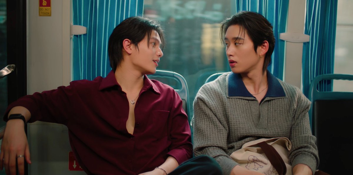 GMMTV's tweet photo. ระหว่างเดินทางไปทำงานก็นั่งจีบกันได้ ผมยอมเลยคับพี่ 
#YouManiacSeriesEP4
@Williamjkp1 @EstRvp https://t.co/YSUsK1Dt0O