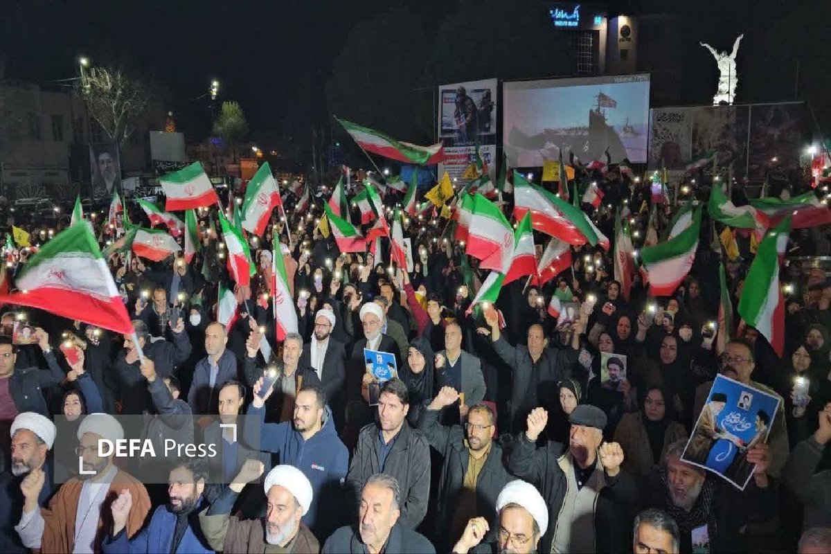 raaanna8's tweet photo. بعداز۲۰۰شب ایستادگی،مردم باتشکیل بزرگترین زنجیره انسانی نشون دادن که اتحادوهمدلی هیچوقت تموم نمیشه وشعارمون اینه که دست در دست هم برای ایران می ایستیم.
#باید_برخاست 
#حمايت_انقلابى https://t.co/t8KPqchdoy