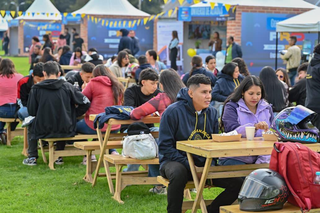 SecSaludCundi's tweet photo. Para el periodo 2026-2, Cundinamarca Más Profesional registró 1.629 beneficiarios, distribuidos en 981 apoyos de acceso y 648 destinados a permanencia. #CundinamarcaMásPro https://t.co/kBxaJX69ge