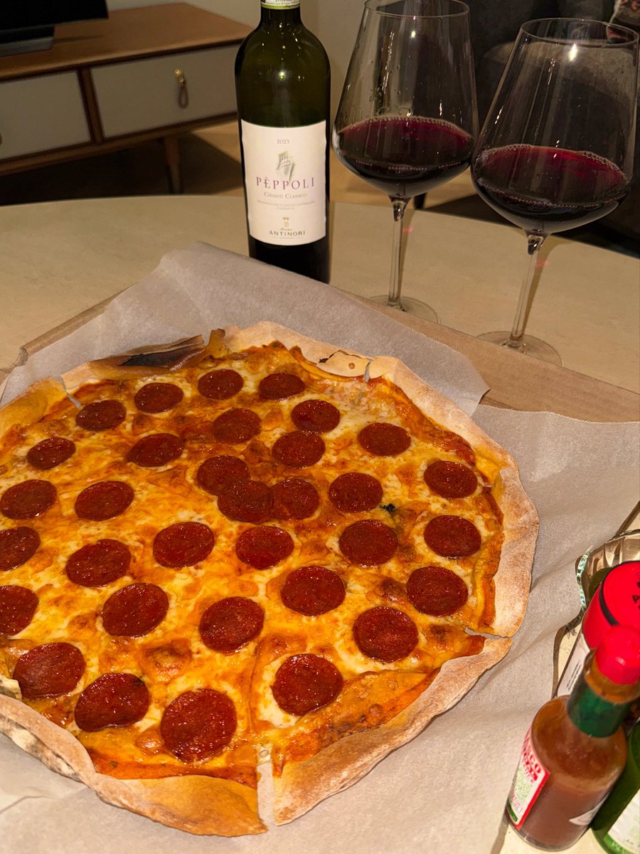 jsx0k's tweet photo. 핏짜 앤 와인 🍕🍷 https://t.co/iUpe21oksu