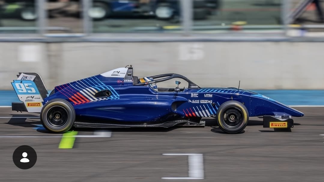 percy_wolff's tweet photo. JADE JACQUET 🇫🇷 ÉCRIT L'HISTOIRE !

À 16 ans, la Nordiste décroche sa 1re victoire en F4 France, championnat mixte, en résistant au champion du monde de kart Thibaut Ramaekers 🇧🇪 sur la course 2 à Lédenon.

1re victoire d'une féminine dans l'Histoire de la F4 France !!! https://t.co/zyxwxKKlFm