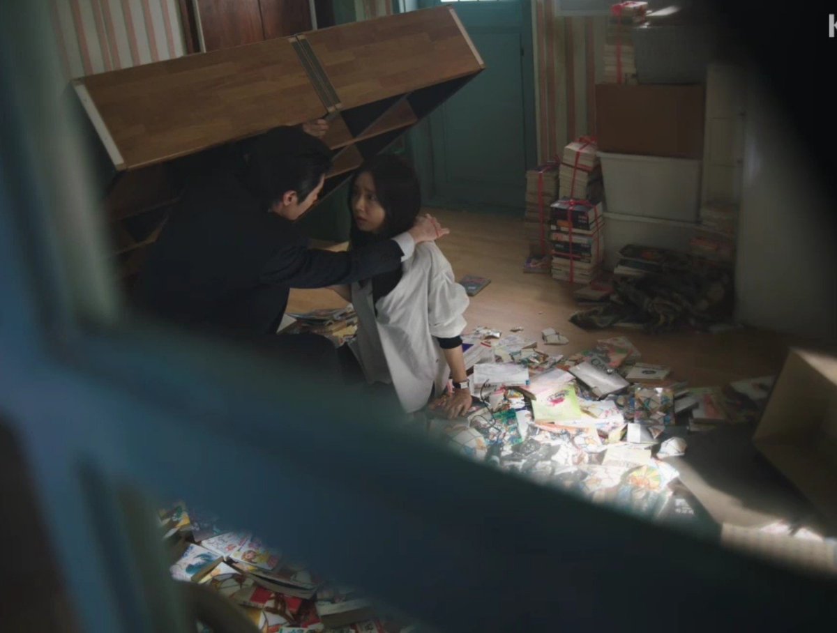 Ina_drama's tweet photo. 오늘자 제일 좋았던 장면
남친와의 추억의 장소에서 깔린 여자를 틈을 벌려 구해주는 섭남과
엉망으로 폐허가 된 추억들을 마주한 그 장소의 주인

이거 지금 이미도가 남궁호와의 관계에서 계속 중압감을 느끼고 있는데 한태승이 거기서 미도 빼가고 그 혼잡한 마음 남궁호가 결국 알게 된다는거잖아 https://t.co/Jt1LtNio8d