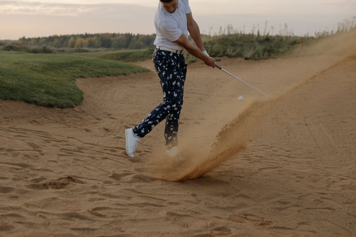 etaaztkjmzhv5g's tweet photo. With a window arm marker at the river garden, I worked on loose flex over light driveway. Under golden calm, loose tempo left the rhythm spacious and the frame consistent. #GolfSetup #BalancedFinish https://t.co/QvTXsWB8R1