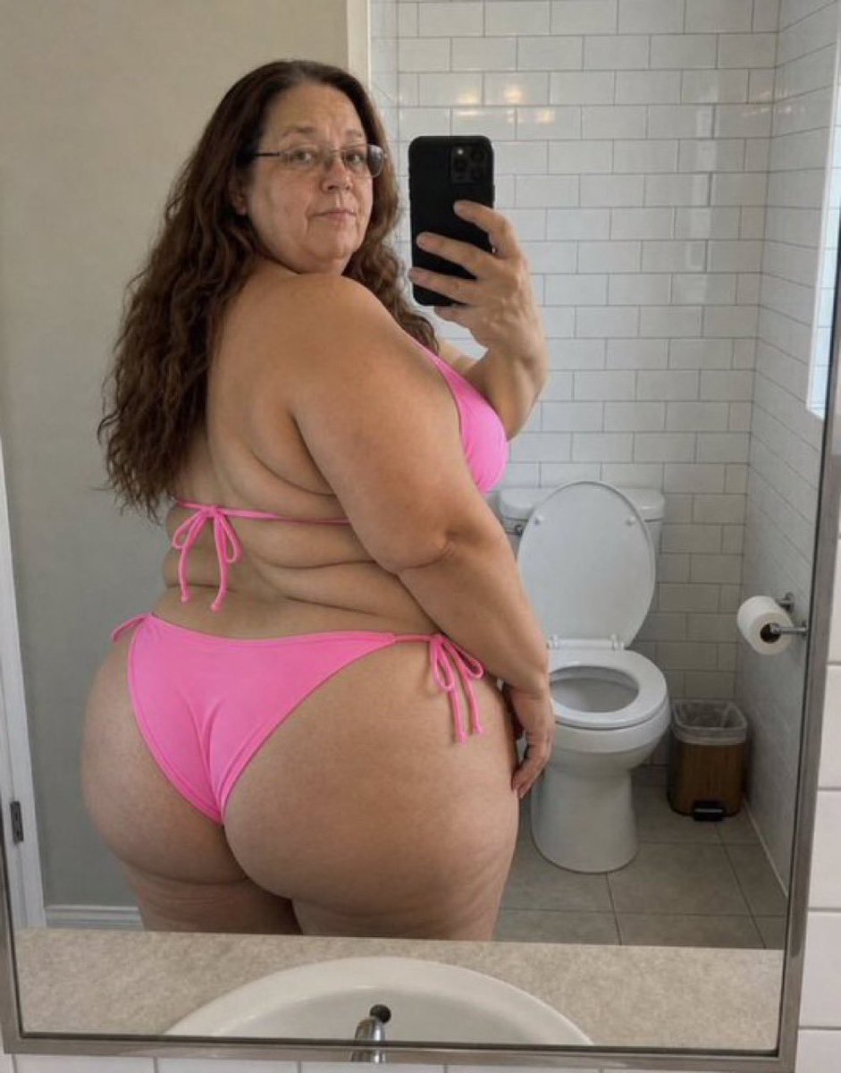 Macellaydpe's tweet photo. Would you cuddle a chubby girl like me? 🥺 https://t.co/BxREIx1jb0