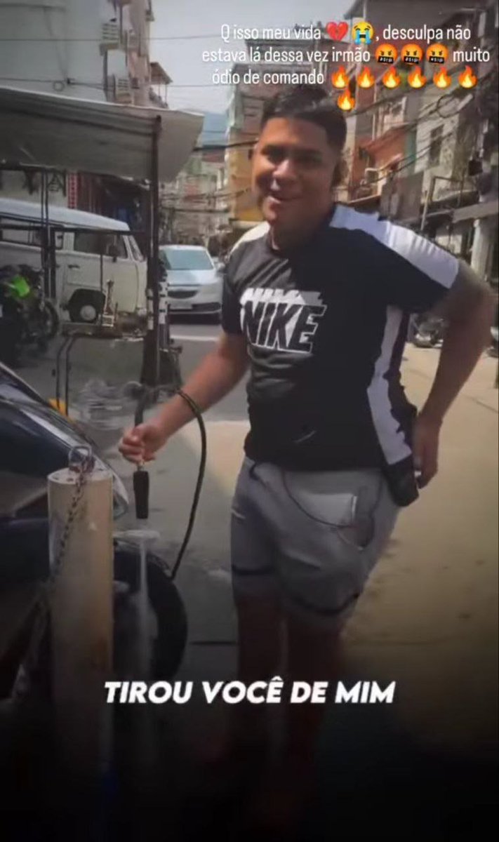 NatividadeMd's tweet photo. 🚨 COBRANÇA TERMINA EM MORTE NA BOIÚNA

Milicianos divulgaram um registro de um homem conhecido pelos vulgos “Novato” ou “Lasanha”, apontado como integrante da milícia.

Segundo os relatos, ele teria sido executado por integrantes do Comando Vermelho enquanto realizava cobranças na região da Boiúna, na Taquara, Zona Oeste do Rio.

O caso aconteceu nesta sexta-feira (18).