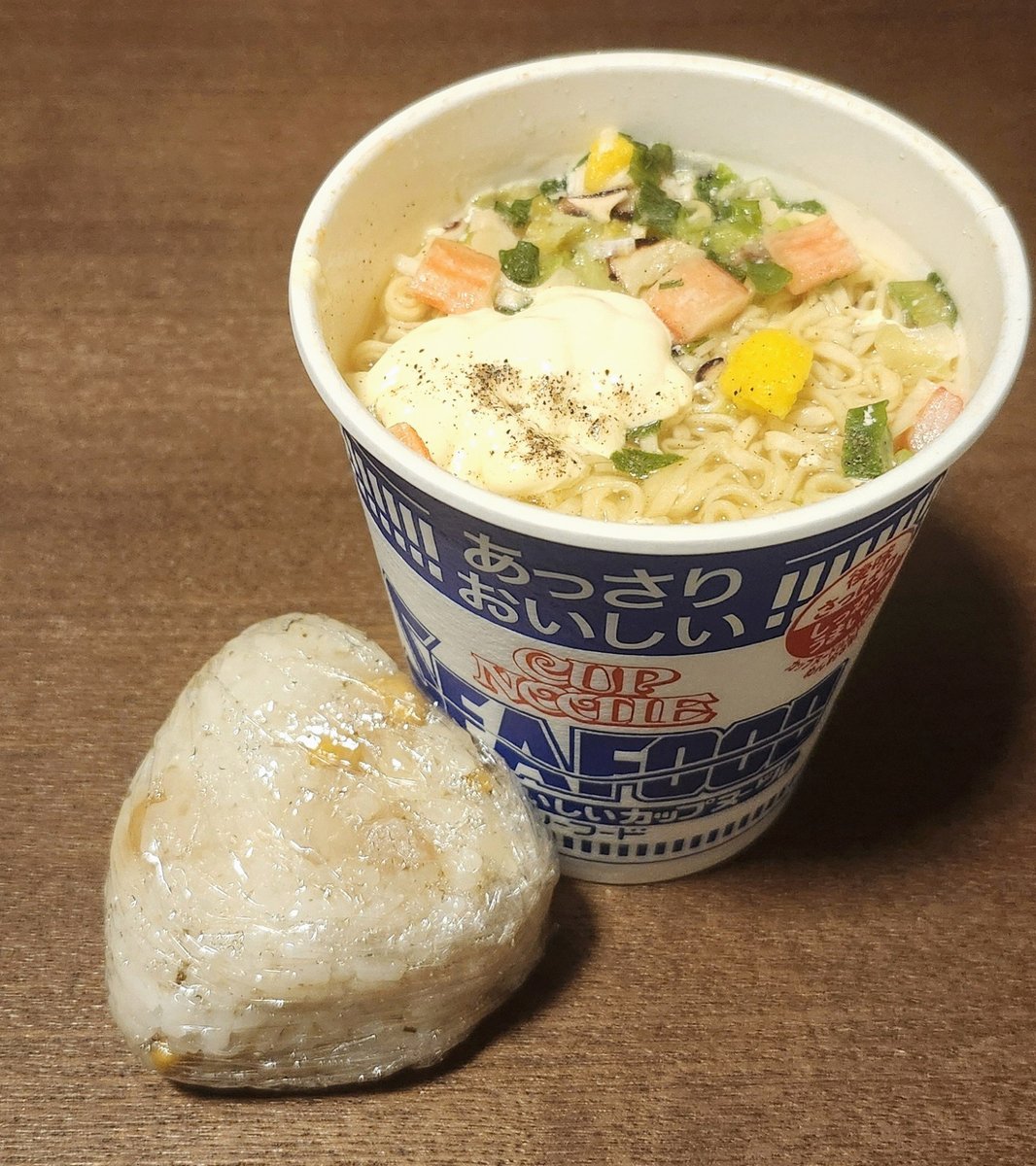 hamdy9486's tweet photo. まあ俺もラノベ買ってた時代は8割は表紙買いだったしなと思いながら開いたら、この人も他人の絵使って話すタイプの人だったからまあ絵って便利だよね https://t.co/e27HZI5D1Y