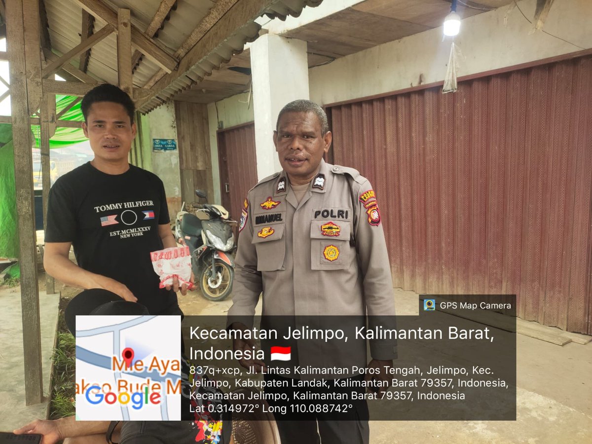 HumasNgabang's tweet photo. Anggota polsubsektor jelimpo polsek Ngabang temui warga nya dan minta untuk tetap waspada dg gangguan keamanan serta cegah karhutla https://t.co/bCZnHJFOHI
