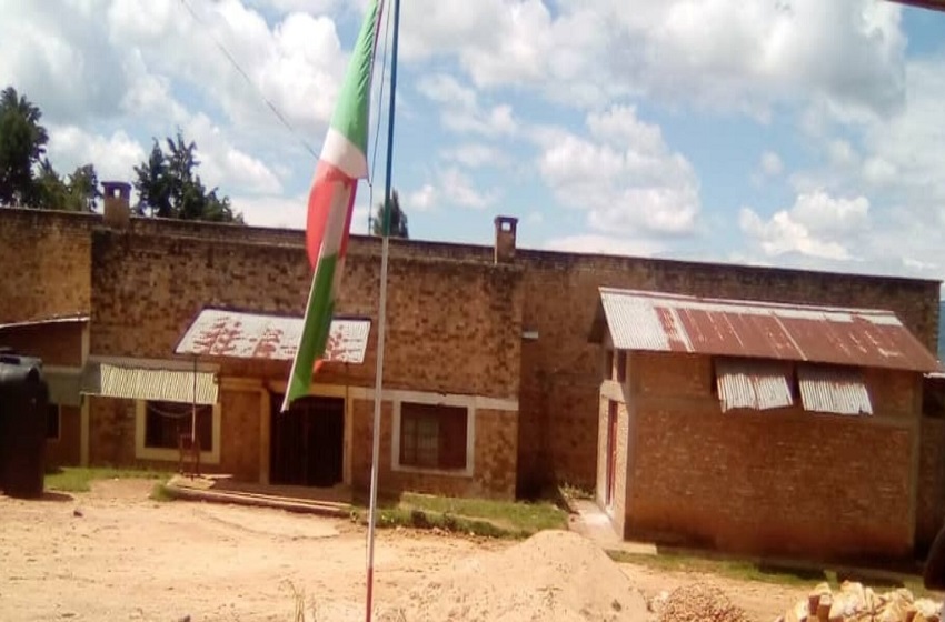 radio_rpa's tweet photo. Une maladie encore non identifiée sévit depuis trois mois à la prison de Muramvya. Plus de 15 détenus en sont déjà morts. Fièvre, perte d’appétit et grande faiblesse sont notamment rapportées chez les personnes atteintes.

➡️https://t.co/0Q7XVPkyT4 

#Burundi
@MiniJusticeBdi 
@CNIDH_Bdi 
@msp_burundi