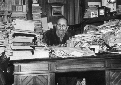 gunde_bravo's tweet photo. A pesar de ser uno de los creadores del concepto de síntesis histórica, que tanto influyó en la escuela de Annales, así tenia la mesa de trabajo Henry Berr . https://t.co/nf9VztFHgW
