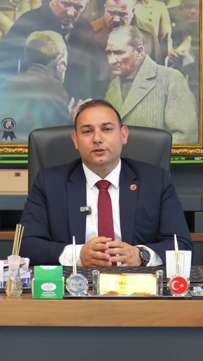 alpklnctr's tweet photo. Kilis Belediye Başkanı Av. Hakan Bilecen’e bakın…Kumar masalarında halkın parasını yiyor, insanlar hizmet beklerken o kumarhanelerde kol çeviriyor. 

Devletimiz sanal bahis operasyonları düzenleyip gençlerimizi bu bataklıktan kurtarmaya ve kötü yollardan uzaklaştırmaya çalışırken, Kilis gibi bir şehrin belediye başkanı vatandaşına örnek olup yol göstermesi gerekirken kumar oynuyor. 

Bu fotoğraf, ülkenin ve toplumsal çürümenin en açık örneklerinden biridir.