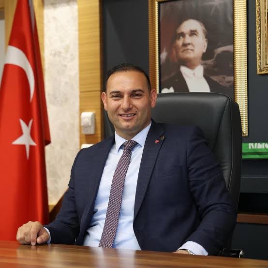 alpklnctr's tweet photo. Kilis Belediye Başkanı Av. Hakan Bilecen’e bakın…Kumar masalarında halkın parasını yiyor, insanlar hizmet beklerken o kumarhanelerde kol çeviriyor. 

Devletimiz sanal bahis operasyonları düzenleyip gençlerimizi bu bataklıktan kurtarmaya ve kötü yollardan uzaklaştırmaya çalışırken, Kilis gibi bir şehrin belediye başkanı vatandaşına örnek olup yol göstermesi gerekirken kumar oynuyor. 

Bu fotoğraf, ülkenin ve toplumsal çürümenin en açık örneklerinden biridir.