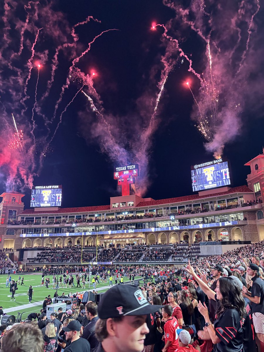 ghoes65's tweet photo. @ChrisLevel It was definitely electric last night, and they must have got a sponsorship from a pyrotechnic company.  Just wow https://t.co/lDPpKULOOg